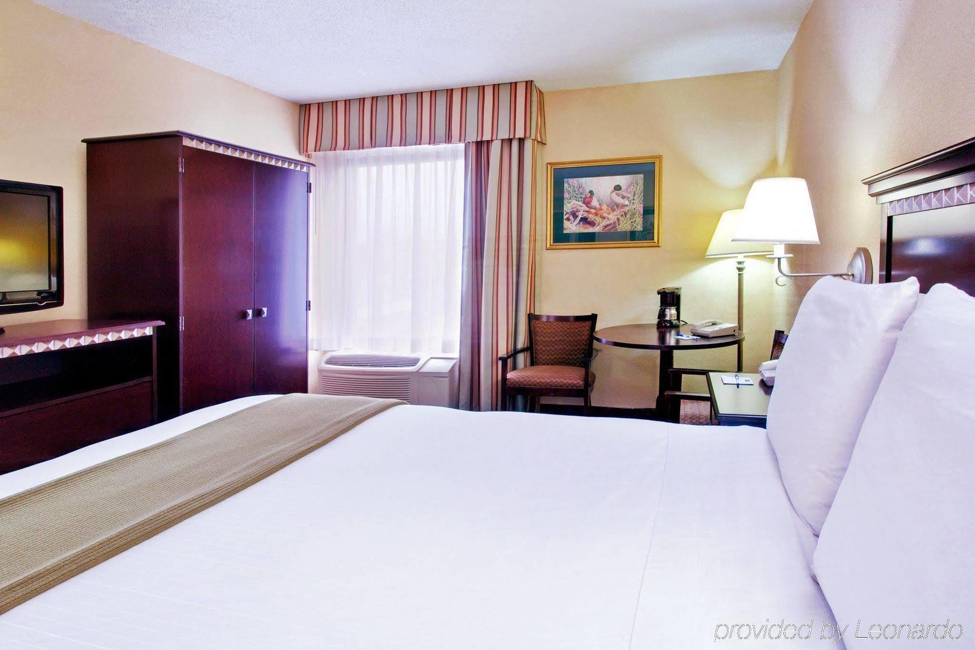 Holiday Inn Express Memphis Medical Center - Midtown By Ihg Room photo